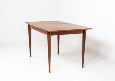 Elegant extendable dining table by van Pelt Belgium, 1960s. A compact model with nice tapered legs that can be easily extended with a convenient hidden butterfly leaf. It’s in very good condition with some minor traces of a previous life.