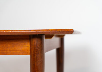 Elegant extendable dining table by van Pelt Belgium, 1960s. A compact model with nice tapered legs that can be easily extended with a convenient hidden butterfly leaf. It’s in very good condition with some minor traces of a previous life.