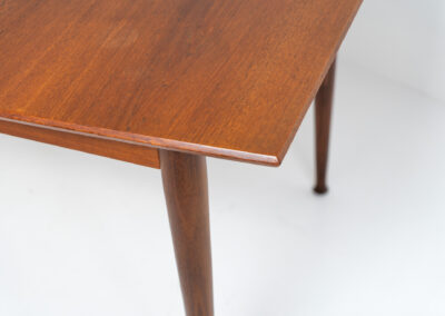 Elegant extendable dining table by van Pelt Belgium, 1960s. A compact model with nice tapered legs that can be easily extended with a convenient hidden butterfly leaf. It’s in very good condition with some minor traces of a previous life.