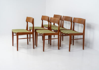 Set of 6 teak Danish dining chairs, 1960s. We don’t know who made them, but they have a very solid built quality and a nice natural wood grain. They consist of solid teak frames and teak veneer backrest. The frames are fully restored and the funky striped fabric has been carefully cleaned. Except for a few using marks they are in very good condition!