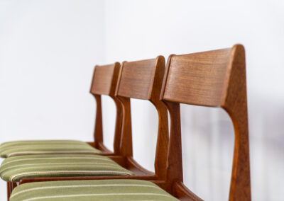 Set of 6 teak Danish dining chairs, 1960s. We don’t know who made them, but they have a very solid built quality and a nice natural wood grain. They consist of solid teak frames and teak veneer backrest. The frames are fully restored and the funky striped fabric has been carefully cleaned. Except for a few using marks they are in very good condition!