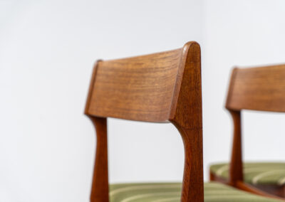Set of 6 teak Danish dining chairs, 1960s. We don’t know who made them, but they have a very solid built quality and a nice natural wood grain. They consist of solid teak frames and teak veneer backrest. The frames are fully restored and the funky striped fabric has been carefully cleaned. Except for a few using marks they are in very good condition!