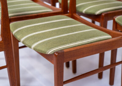 Set of 6 teak Danish dining chairs, 1960s. We don’t know who made them, but they have a very solid built quality and a nice natural wood grain. They consist of solid teak frames and teak veneer backrest. The frames are fully restored and the funky striped fabric has been carefully cleaned. Except for a few using marks they are in very good condition!