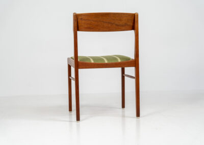 Set of 6 teak Danish dining chairs, 1960s. We don’t know who made them, but they have a very solid built quality and a nice natural wood grain. They consist of solid teak frames and teak veneer backrest. The frames are fully restored and the funky striped fabric has been carefully cleaned. Except for a few using marks they are in very good condition!