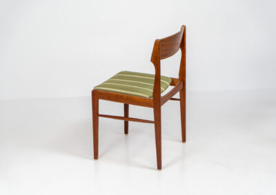 Set of 6 teak Danish dining chairs, 1960s. We don’t know who made them, but they have a very solid built quality and a nice natural wood grain. They consist of solid teak frames and teak veneer backrest. The frames are fully restored and the funky striped fabric has been carefully cleaned. Except for a few using marks they are in very good condition!