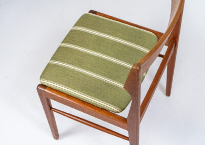 Set of 6 teak Danish dining chairs, 1960s. We don’t know who made them, but they have a very solid built quality and a nice natural wood grain. They consist of solid teak frames and teak veneer backrest. The frames are fully restored and the funky striped fabric has been carefully cleaned. Except for a few using marks they are in very good condition!