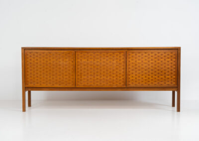 Very rare 3 door sideboard in woven teak by Leo Bub for Wertmöbel (Germany, 1960s). A sleek and aesthetic piece with convenient dimensions. The woven teak doors on this one are absolutely stunning. In splendid condition!