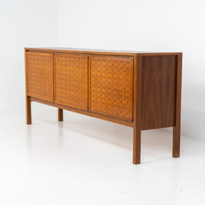 Very rare 3 door sideboard in woven teak by Leo Bub for Wertmöbel (Germany, 1960s). A sleek and aesthetic piece with convenient dimensions. The woven teak doors on this one are absolutely stunning. In splendid condition!