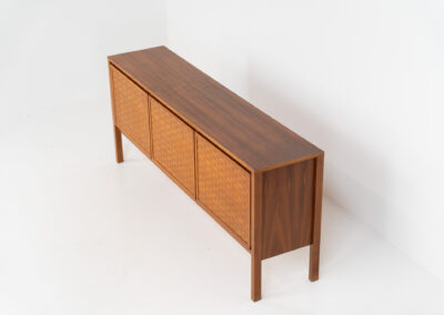 Very rare 3 door sideboard in woven teak by Leo Bub for Wertmöbel (Germany, 1960s). A sleek and aesthetic piece with convenient dimensions. The woven teak doors on this one are absolutely stunning. In splendid condition!