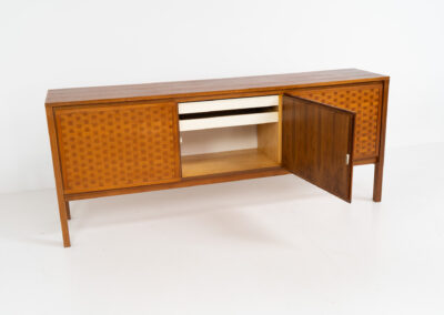 Very rare 3 door sideboard in woven teak by Leo Bub for Wertmöbel (Germany, 1960s). A sleek and aesthetic piece with convenient dimensions. The woven teak doors on this one are absolutely stunning. In splendid condition!