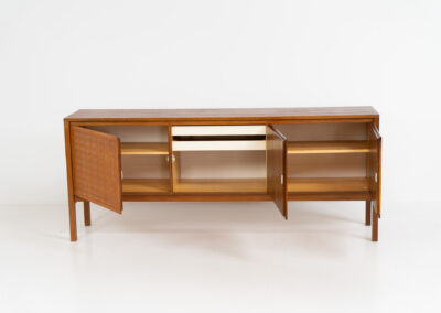 Very rare 3 door sideboard in woven teak by Leo Bub for Wertmöbel (Germany, 1960s). A sleek and aesthetic piece with convenient dimensions. The woven teak doors on this one are absolutely stunning. In splendid condition!