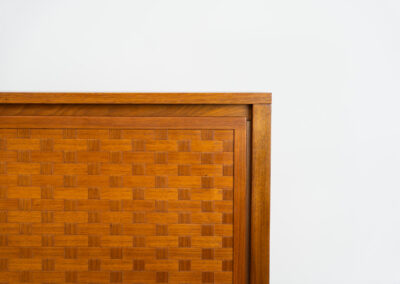 Very rare 3 door sideboard in woven teak by Leo Bub for Wertmöbel (Germany, 1960s). A sleek and aesthetic piece with convenient dimensions. The woven teak doors on this one are absolutely stunning. In splendid condition!