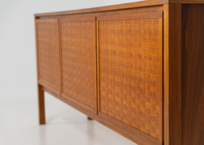 Very rare 3 door sideboard in woven teak by Leo Bub for Wertmöbel (Germany, 1960s). A sleek and aesthetic piece with convenient dimensions. The woven teak doors on this one are absolutely stunning. In splendid condition!