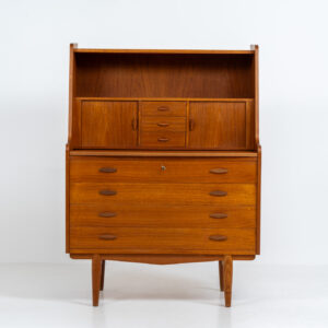 Stunning secretary with tambour doors by Storgaard Nielsen Møbelfabrik (Denmark, 1960s). It looks absolutely amazing! This teak secretary is a highly versatile piece featuring beautiful handles, a pull-out leaf, lots of storage space and beautiful hidden tambour doors. It’s in very good condition with some minor traces of age and use.