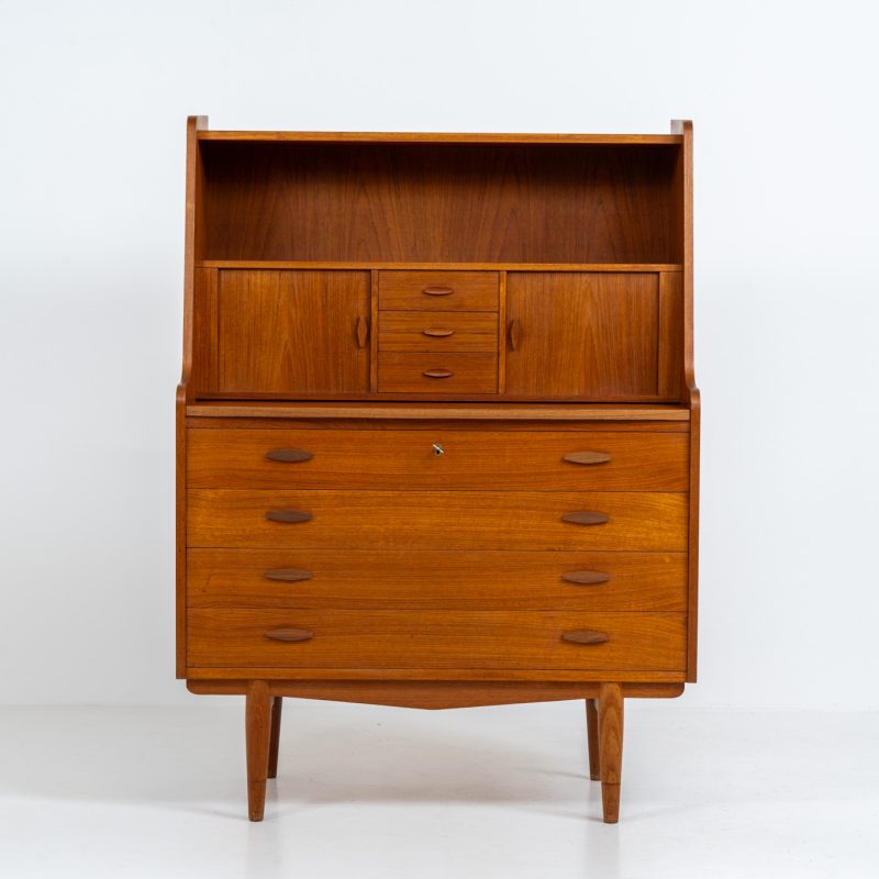 Stunning secretary with tambour doors by Storgaard Nielsen Møbelfabrik (Denmark, 1960s). It looks absolutely amazing! This teak secretary is a highly versatile piece featuring beautiful handles, a pull-out leaf, lots of storage space and beautiful hidden tambour doors. It’s in very good condition with some minor traces of age and use.