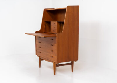 Stunning secretary with tambour doors by Storgaard Nielsen Møbelfabrik (Denmark, 1960s). It looks absolutely amazing! This teak secretary is a highly versatile piece featuring beautiful handles, a pull-out leaf, lots of storage space and beautiful hidden tambour doors. It’s in very good condition with some minor traces of age and use.