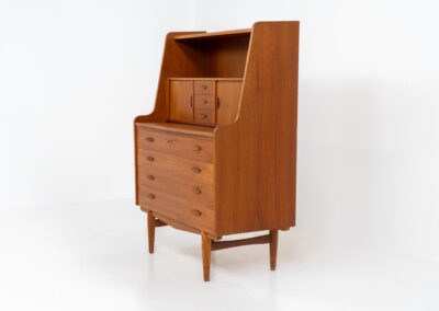 Stunning secretary with tambour doors by Storgaard Nielsen Møbelfabrik (Denmark, 1960s). It looks absolutely amazing! This teak secretary is a highly versatile piece featuring beautiful handles, a pull-out leaf, lots of storage space and beautiful hidden tambour doors. It’s in very good condition with some minor traces of age and use.