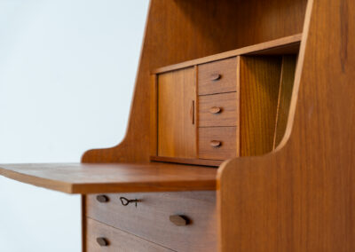 Stunning secretary with tambour doors by Storgaard Nielsen Møbelfabrik (Denmark, 1960s). It looks absolutely amazing! This teak secretary is a highly versatile piece featuring beautiful handles, a pull-out leaf, lots of storage space and beautiful hidden tambour doors. It’s in very good condition with some minor traces of age and use.