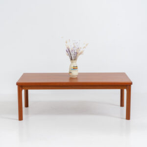 Coffee table by Henning Kjaernulf for Vejle Møbelfabrik (Denmark, 1960’s). A simple sleek coffee table made out of teak. It features a nice warm wood grain and nicely sculpted solid legs. It is in splendid condition!