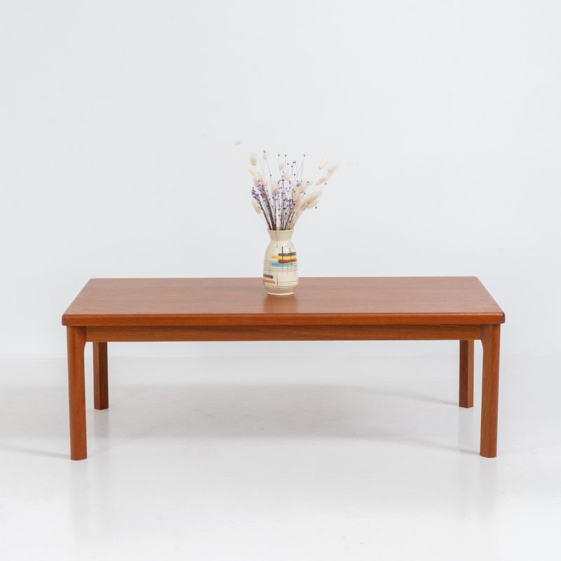 Coffee table by Henning Kjaernulf for Vejle Møbelfabrik (Denmark, 1960’s). A simple sleek coffee table made out of teak. It features a nice warm wood grain and nicely sculpted solid legs. It is in splendid condition!