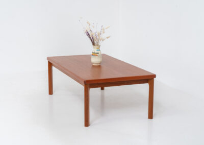 Coffee table by Henning Kjaernulf for Vejle Møbelfabrik (Denmark, 1960’s). A simple sleek coffee table made out of teak. It features a nice warm wood grain and nicely sculpted solid legs. It is in splendid condition!