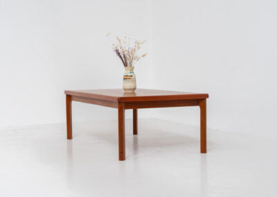 Coffee table by Henning Kjaernulf for Vejle Møbelfabrik (Denmark, 1960’s). A simple sleek coffee table made out of teak. It features a nice warm wood grain and nicely sculpted solid legs. It is in splendid condition!
