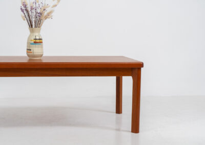 Coffee table by Henning Kjaernulf for Vejle Møbelfabrik (Denmark, 1960’s). A simple sleek coffee table made out of teak. It features a nice warm wood grain and nicely sculpted solid legs. It is in splendid condition!