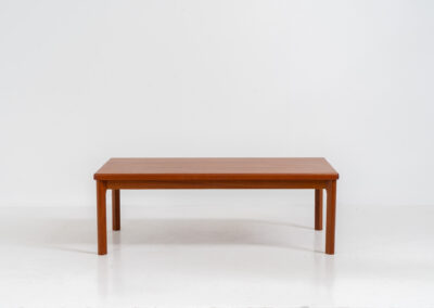 Coffee table by Henning Kjaernulf for Vejle Møbelfabrik (Denmark, 1960’s). A simple sleek coffee table made out of teak. It features a nice warm wood grain and nicely sculpted solid legs. It is in splendid condition!