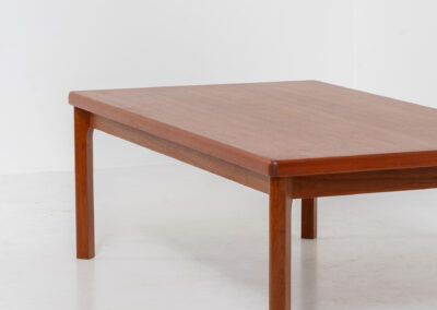 Coffee table by Henning Kjaernulf for Vejle Møbelfabrik (Denmark, 1960’s). A simple sleek coffee table made out of teak. It features a nice warm wood grain and nicely sculpted solid legs. It is in splendid condition!