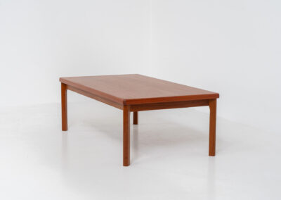 Coffee table by Henning Kjaernulf for Vejle Møbelfabrik (Denmark, 1960’s). A simple sleek coffee table made out of teak. It features a nice warm wood grain and nicely sculpted solid legs. It is in splendid condition!