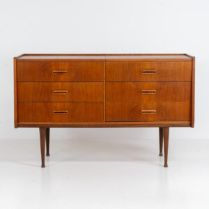 Teak chest of drawers by van Pelt (Belgium, 1960s). It contains five drawers and a nice flip-up make up table. The top leaf does not need to be opened for the small one to open, so it could be used as a drawer aswell. It has elegant solid teak legs, nice inset handles and a very convenient size. In good condition with some sings of age and use.