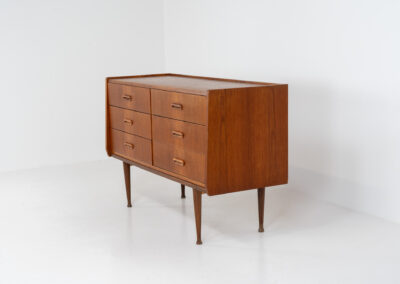 Teak chest of drawers by van Pelt (Belgium, 1960s). It contains five drawers and a nice flip-up make up table. The top leaf does not need to be opened for the small one to open, so it could be used as a drawer aswell. It has elegant solid teak legs, nice inset handles and a very convenient size. In good condition with some sings of age and use.