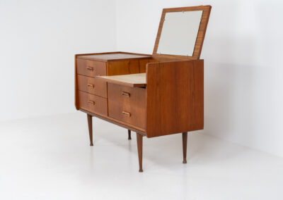 Teak chest of drawers by van Pelt (Belgium, 1960s). It contains five drawers and a nice flip-up make up table. The top leaf does not need to be opened for the small one to open, so it could be used as a drawer aswell. It has elegant solid teak legs, nice inset handles and a very convenient size. In good condition with some sings of age and use.
