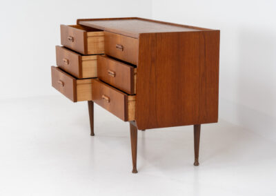 Teak chest of drawers by van Pelt (Belgium, 1960s). It contains five drawers and a nice flip-up make up table. The top leaf does not need to be opened for the small one to open, so it could be used as a drawer aswell. It has elegant solid teak legs, nice inset handles and a very convenient size. In good condition with some sings of age and use.