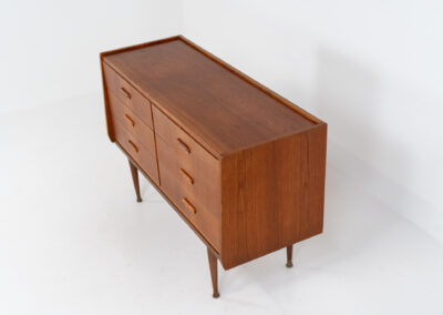 Teak chest of drawers by van Pelt (Belgium, 1960s). It contains five drawers and a nice flip-up make up table. The top leaf does not need to be opened for the small one to open, so it could be used as a drawer aswell. It has elegant solid teak legs, nice inset handles and a very convenient size. In good condition with some sings of age and use.