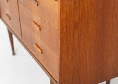 Teak chest of drawers by van Pelt (Belgium, 1960s). It contains five drawers and a nice flip-up make up table. The top leaf does not need to be opened for the small one to open, so it could be used as a drawer aswell. It has elegant solid teak legs, nice inset handles and a very convenient size. In good condition with some sings of age and use.