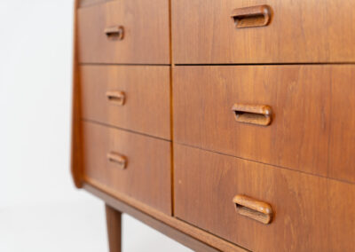 Teak chest of drawers by van Pelt (Belgium, 1960s). It contains five drawers and a nice flip-up make up table. The top leaf does not need to be opened for the small one to open, so it could be used as a drawer aswell. It has elegant solid teak legs, nice inset handles and a very convenient size. In good condition with some sings of age and use.