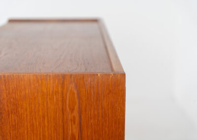 Teak chest of drawers by van Pelt (Belgium, 1960s). It contains five drawers and a nice flip-up make up table. The top leaf does not need to be opened for the small one to open, so it could be used as a drawer aswell. It has elegant solid teak legs, nice inset handles and a very convenient size. In good condition with some sings of age and use.