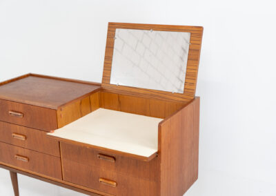 Teak chest of drawers by van Pelt (Belgium, 1960s). It contains five drawers and a nice flip-up make up table. The top leaf does not need to be opened for the small one to open, so it could be used as a drawer aswell. It has elegant solid teak legs, nice inset handles and a very convenient size. In good condition with some sings of age and use.