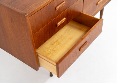 Teak chest of drawers by van Pelt (Belgium, 1960s). It contains five drawers and a nice flip-up make up table. The top leaf does not need to be opened for the small one to open, so it could be used as a drawer aswell. It has elegant solid teak legs, nice inset handles and a very convenient size. In good condition with some sings of age and use.