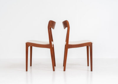 Elegant set of 4 rare dining chairs by Henning Kjaernulf for Korup Stolefabrik (Denmark, 1960s). These beauties are made of solid teak, featuring clean lines, organic curves and expert craftsmanship. They are newly upholstered in a high quality off-white cotton & hemp fabric. Fully restored and in splendid condition.
