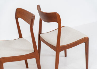 Elegant set of 4 rare dining chairs by Henning Kjaernulf for Korup Stolefabrik (Denmark, 1960s). These beauties are made of solid teak, featuring clean lines, organic curves and expert craftsmanship. They are newly upholstered in a high quality off-white cotton & hemp fabric. Fully restored and in splendid condition.
