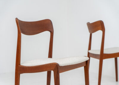 Elegant set of 4 rare dining chairs by Henning Kjaernulf for Korup Stolefabrik (Denmark, 1960s). These beauties are made of solid teak, featuring clean lines, organic curves and expert craftsmanship. They are newly upholstered in a high quality off-white cotton & hemp fabric. Fully restored and in splendid condition.