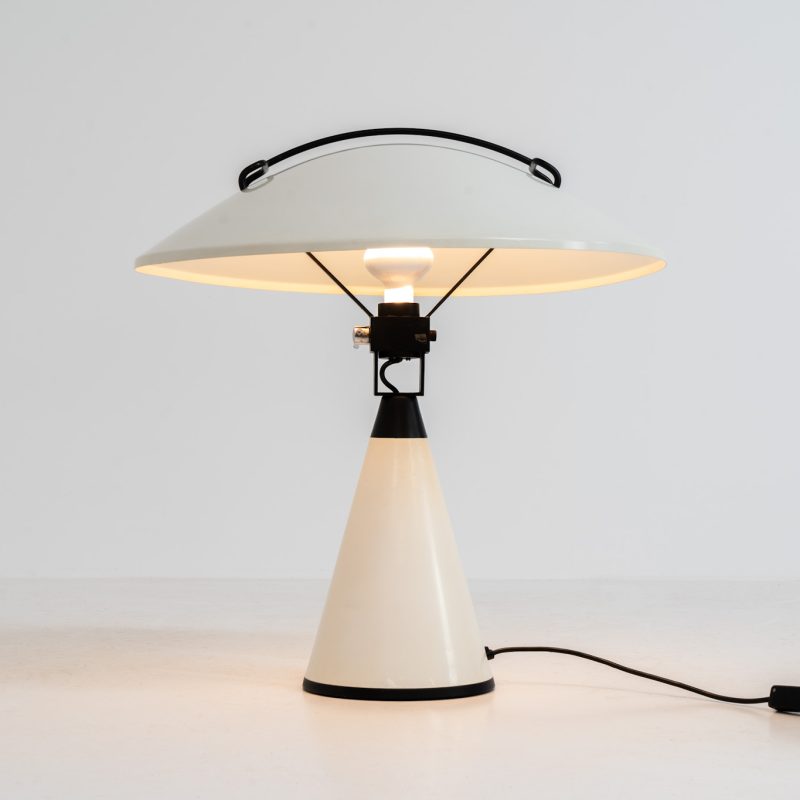 Radar table lamp by Elio Martinelli for Martinelli Luce (Italy, 1970s). This highly sought-after masterpiece features a unique circular shape resembling a radar dish, with a light source at its center. The lamp’s sleek and futuristic design makes it a timeless piece of functional art. The shade is adjustable with a chrome lever. In very good and original condition with a few scratches, visible on the pictures.