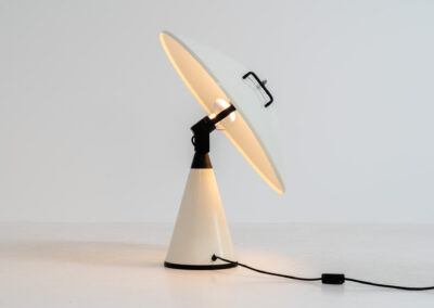 Radar table lamp by Elio Martinelli for Martinelli Luce (Italy, 1970s). This highly sought-after masterpiece features a unique circular shape resembling a radar dish, with a light source at its center. The lamp’s sleek and futuristic design makes it a timeless piece of functional art. The shade is adjustable with a chrome lever. In very good and original condition with a few scratches, visible on the pictures.