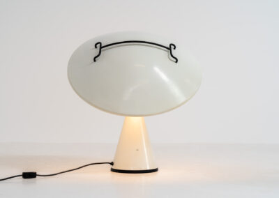 Radar table lamp by Elio Martinelli for Martinelli Luce (Italy, 1970s). This highly sought-after masterpiece features a unique circular shape resembling a radar dish, with a light source at its center. The lamp’s sleek and futuristic design makes it a timeless piece of functional art. The shade is adjustable with a chrome lever. In very good and original condition with a few scratches, visible on the pictures.