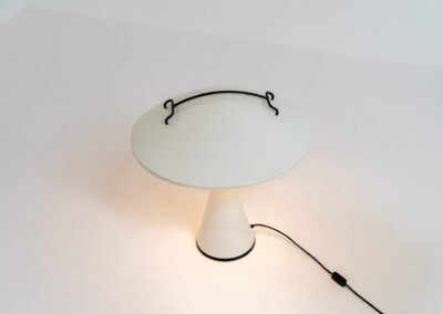Radar table lamp by Elio Martinelli for Martinelli Luce (Italy, 1970s). This highly sought-after masterpiece features a unique circular shape resembling a radar dish, with a light source at its center. The lamp’s sleek and futuristic design makes it a timeless piece of functional art. The shade is adjustable with a chrome lever. In very good and original condition with a few scratches, visible on the pictures.