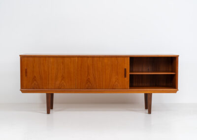 Beautiful Danish sideboard in teak, 1960s. The designer is unknown for now, but it is clearly a well-built and very aesthetic piece! It contains two sliding doors with shelves on the inside and four drawers with stunning organic inset handles on them. Another feature on this one is that it has a veneered backside, so it can be placed in the center of a room, as a room devider for example. The sideboard is in very good condition!