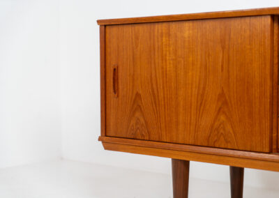 Beautiful Danish sideboard in teak, 1960s. The designer is unknown for now, but it is clearly a well-built and very aesthetic piece! It contains two sliding doors with shelves on the inside and four drawers with stunning organic inset handles on them. Another feature on this one is that it has a veneered backside, so it can be placed in the center of a room, as a room devider for example. The sideboard is in very good condition!
