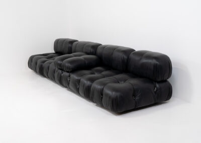 “Camaleonda” sofa by Mario Bellini for C&B Italia, 1970s This particular Camaleonda sofa represents a first edition crafted by C&B Italia, the predecessor of B&B Italia. Upholstered in its original black leather fabric, it comprises four modular sections totaling ten pieces. Originating from the 1970s, it has signs of use expected with its age, yet remains free from tears or significant scratches. The leather retains a remarkable vintage condition, adorned with a beautiful patina.